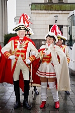 Rosenmontag Wecken Rathaus Umzug Heerlager 2026-02-16 008  Rosenmontag 2026 - Es sollte unser schönster Tag werden, aber das Wetter wollte es anders. Trotzdem wird er unvergesslich bleiben. Beim Wecken  vor dem WYNDHAM Hotel Duisburger Hof war es schon recht ungemütlich. Danach verbrachten wir ein paar schöne Stunden in unserem Rathaus, beim Prinzenfrühstück mit OB Sören Link. Pünktlich zum Start des Rosenmontagszugs geht es los mit dem Regen, bis auf kurze Momente hielt er an bis zum Ende des Zuges. Nachdem sich alle im König Pilsener Festzelt auf gewärmt hatten, kamen auf der Bühne die Verabschiedung von unserer Crew, Toni I., und der Kinderprinzencrew 2026. : DVPJ, Toni I, Jules I., Prinz Karneval, Prinz, Prinzessin Aileen I., Hofmarschälle, Page, Pagen, Paginnen, HDK, Duisburg, Karneval, Helau, Tollität, Event, Session 2025, Session 2025, HDK Duisburg, Hauptausschuss, Hauptausschuss Karneval Duisburg, Duisburg ist echt