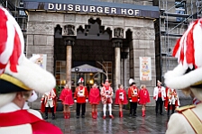 Rosenmontag Wecken Rathaus Umzug Heerlager 2026-02-16 010  Rosenmontag 2026 - Es sollte unser schönster Tag werden, aber das Wetter wollte es anders. Trotzdem wird er unvergesslich bleiben. Beim Wecken  vor dem WYNDHAM Hotel Duisburger Hof war es schon recht ungemütlich. Danach verbrachten wir ein paar schöne Stunden in unserem Rathaus, beim Prinzenfrühstück mit OB Sören Link. Pünktlich zum Start des Rosenmontagszugs geht es los mit dem Regen, bis auf kurze Momente hielt er an bis zum Ende des Zuges. Nachdem sich alle im König Pilsener Festzelt auf gewärmt hatten, kamen auf der Bühne die Verabschiedung von unserer Crew, Toni I., und der Kinderprinzencrew 2026. : DVPJ, Toni I, Jules I., Prinz Karneval, Prinz, Prinzessin Aileen I., Hofmarschälle, Page, Pagen, Paginnen, HDK, Duisburg, Karneval, Helau, Tollität, Event, Session 2025, Session 2025, HDK Duisburg, Hauptausschuss, Hauptausschuss Karneval Duisburg, Duisburg ist echt