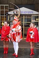Rosenmontag Wecken Rathaus Umzug Heerlager 2026-02-16 011  Rosenmontag 2026 - Es sollte unser schönster Tag werden, aber das Wetter wollte es anders. Trotzdem wird er unvergesslich bleiben. Beim Wecken  vor dem WYNDHAM Hotel Duisburger Hof war es schon recht ungemütlich. Danach verbrachten wir ein paar schöne Stunden in unserem Rathaus, beim Prinzenfrühstück mit OB Sören Link. Pünktlich zum Start des Rosenmontagszugs geht es los mit dem Regen, bis auf kurze Momente hielt er an bis zum Ende des Zuges. Nachdem sich alle im König Pilsener Festzelt auf gewärmt hatten, kamen auf der Bühne die Verabschiedung von unserer Crew, Toni I., und der Kinderprinzencrew 2026. : DVPJ, Toni I, Jules I., Prinz Karneval, Prinz, Prinzessin Aileen I., Hofmarschälle, Page, Pagen, Paginnen, HDK, Duisburg, Karneval, Helau, Tollität, Event, Session 2025, Session 2025, HDK Duisburg, Hauptausschuss, Hauptausschuss Karneval Duisburg, Duisburg ist echt