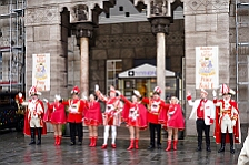 Rosenmontag Wecken Rathaus Umzug Heerlager 2026-02-16 012  Rosenmontag 2026 - Es sollte unser schönster Tag werden, aber das Wetter wollte es anders. Trotzdem wird er unvergesslich bleiben. Beim Wecken  vor dem WYNDHAM Hotel Duisburger Hof war es schon recht ungemütlich. Danach verbrachten wir ein paar schöne Stunden in unserem Rathaus, beim Prinzenfrühstück mit OB Sören Link. Pünktlich zum Start des Rosenmontagszugs geht es los mit dem Regen, bis auf kurze Momente hielt er an bis zum Ende des Zuges. Nachdem sich alle im König Pilsener Festzelt auf gewärmt hatten, kamen auf der Bühne die Verabschiedung von unserer Crew, Toni I., und der Kinderprinzencrew 2026. : DVPJ, Toni I, Jules I., Prinz Karneval, Prinz, Prinzessin Aileen I., Hofmarschälle, Page, Pagen, Paginnen, HDK, Duisburg, Karneval, Helau, Tollität, Event, Session 2025, Session 2025, HDK Duisburg, Hauptausschuss, Hauptausschuss Karneval Duisburg, Duisburg ist echt
