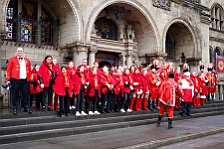 Rosenmontag Wecken Rathaus Umzug Heerlager 2026-02-16 013  Rosenmontag 2026 - Es sollte unser schönster Tag werden, aber das Wetter wollte es anders. Trotzdem wird er unvergesslich bleiben. Beim Wecken  vor dem WYNDHAM Hotel Duisburger Hof war es schon recht ungemütlich. Danach verbrachten wir ein paar schöne Stunden in unserem Rathaus, beim Prinzenfrühstück mit OB Sören Link. Pünktlich zum Start des Rosenmontagszugs geht es los mit dem Regen, bis auf kurze Momente hielt er an bis zum Ende des Zuges. Nachdem sich alle im König Pilsener Festzelt auf gewärmt hatten, kamen auf der Bühne die Verabschiedung von unserer Crew, Toni I., und der Kinderprinzencrew 2026. : DVPJ, Toni I, Jules I., Prinz Karneval, Prinz, Prinzessin Aileen I., Hofmarschälle, Page, Pagen, Paginnen, HDK, Duisburg, Karneval, Helau, Tollität, Event, Session 2025, Session 2025, HDK Duisburg, Hauptausschuss, Hauptausschuss Karneval Duisburg, Duisburg ist echt