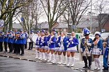Rosenmontag Wecken Rathaus Umzug Heerlager 2026-02-16 014  Rosenmontag 2026 - Es sollte unser schönster Tag werden, aber das Wetter wollte es anders. Trotzdem wird er unvergesslich bleiben. Beim Wecken  vor dem WYNDHAM Hotel Duisburger Hof war es schon recht ungemütlich. Danach verbrachten wir ein paar schöne Stunden in unserem Rathaus, beim Prinzenfrühstück mit OB Sören Link. Pünktlich zum Start des Rosenmontagszugs geht es los mit dem Regen, bis auf kurze Momente hielt er an bis zum Ende des Zuges. Nachdem sich alle im König Pilsener Festzelt auf gewärmt hatten, kamen auf der Bühne die Verabschiedung von unserer Crew, Toni I., und der Kinderprinzencrew 2026. : DVPJ, Toni I, Jules I., Prinz Karneval, Prinz, Prinzessin Aileen I., Hofmarschälle, Page, Pagen, Paginnen, HDK, Duisburg, Karneval, Helau, Tollität, Event, Session 2025, Session 2025, HDK Duisburg, Hauptausschuss, Hauptausschuss Karneval Duisburg, Duisburg ist echt