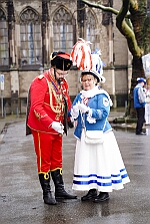 Rosenmontag Wecken Rathaus Umzug Heerlager 2026-02-16 015  Rosenmontag 2026 - Es sollte unser schönster Tag werden, aber das Wetter wollte es anders. Trotzdem wird er unvergesslich bleiben. Beim Wecken  vor dem WYNDHAM Hotel Duisburger Hof war es schon recht ungemütlich. Danach verbrachten wir ein paar schöne Stunden in unserem Rathaus, beim Prinzenfrühstück mit OB Sören Link. Pünktlich zum Start des Rosenmontagszugs geht es los mit dem Regen, bis auf kurze Momente hielt er an bis zum Ende des Zuges. Nachdem sich alle im König Pilsener Festzelt auf gewärmt hatten, kamen auf der Bühne die Verabschiedung von unserer Crew, Toni I., und der Kinderprinzencrew 2026. : DVPJ, Toni I, Jules I., Prinz Karneval, Prinz, Prinzessin Aileen I., Hofmarschälle, Page, Pagen, Paginnen, HDK, Duisburg, Karneval, Helau, Tollität, Event, Session 2025, Session 2025, HDK Duisburg, Hauptausschuss, Hauptausschuss Karneval Duisburg, Duisburg ist echt