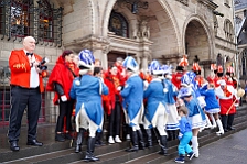 Rosenmontag Wecken Rathaus Umzug Heerlager 2026-02-16 016  Rosenmontag 2026 - Es sollte unser schönster Tag werden, aber das Wetter wollte es anders. Trotzdem wird er unvergesslich bleiben. Beim Wecken  vor dem WYNDHAM Hotel Duisburger Hof war es schon recht ungemütlich. Danach verbrachten wir ein paar schöne Stunden in unserem Rathaus, beim Prinzenfrühstück mit OB Sören Link. Pünktlich zum Start des Rosenmontagszugs geht es los mit dem Regen, bis auf kurze Momente hielt er an bis zum Ende des Zuges. Nachdem sich alle im König Pilsener Festzelt auf gewärmt hatten, kamen auf der Bühne die Verabschiedung von unserer Crew, Toni I., und der Kinderprinzencrew 2026. : DVPJ, Toni I, Jules I., Prinz Karneval, Prinz, Prinzessin Aileen I., Hofmarschälle, Page, Pagen, Paginnen, HDK, Duisburg, Karneval, Helau, Tollität, Event, Session 2025, Session 2025, HDK Duisburg, Hauptausschuss, Hauptausschuss Karneval Duisburg, Duisburg ist echt