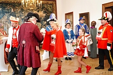 Rosenmontag Wecken Rathaus Umzug Heerlager 2026-02-16 020  Rosenmontag 2026 - Es sollte unser schönster Tag werden, aber das Wetter wollte es anders. Trotzdem wird er unvergesslich bleiben. Beim Wecken  vor dem WYNDHAM Hotel Duisburger Hof war es schon recht ungemütlich. Danach verbrachten wir ein paar schöne Stunden in unserem Rathaus, beim Prinzenfrühstück mit OB Sören Link. Pünktlich zum Start des Rosenmontagszugs geht es los mit dem Regen, bis auf kurze Momente hielt er an bis zum Ende des Zuges. Nachdem sich alle im König Pilsener Festzelt auf gewärmt hatten, kamen auf der Bühne die Verabschiedung von unserer Crew, Toni I., und der Kinderprinzencrew 2026. : DVPJ, Toni I, Jules I., Prinz Karneval, Prinz, Prinzessin Aileen I., Hofmarschälle, Page, Pagen, Paginnen, HDK, Duisburg, Karneval, Helau, Tollität, Event, Session 2025, Session 2025, HDK Duisburg, Hauptausschuss, Hauptausschuss Karneval Duisburg, Duisburg ist echt