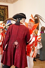 Rosenmontag Wecken Rathaus Umzug Heerlager 2026-02-16 021  Rosenmontag 2026 - Es sollte unser schönster Tag werden, aber das Wetter wollte es anders. Trotzdem wird er unvergesslich bleiben. Beim Wecken  vor dem WYNDHAM Hotel Duisburger Hof war es schon recht ungemütlich. Danach verbrachten wir ein paar schöne Stunden in unserem Rathaus, beim Prinzenfrühstück mit OB Sören Link. Pünktlich zum Start des Rosenmontagszugs geht es los mit dem Regen, bis auf kurze Momente hielt er an bis zum Ende des Zuges. Nachdem sich alle im König Pilsener Festzelt auf gewärmt hatten, kamen auf der Bühne die Verabschiedung von unserer Crew, Toni I., und der Kinderprinzencrew 2026. : DVPJ, Toni I, Jules I., Prinz Karneval, Prinz, Prinzessin Aileen I., Hofmarschälle, Page, Pagen, Paginnen, HDK, Duisburg, Karneval, Helau, Tollität, Event, Session 2025, Session 2025, HDK Duisburg, Hauptausschuss, Hauptausschuss Karneval Duisburg, Duisburg ist echt