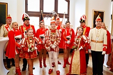 Rosenmontag Wecken Rathaus Umzug Heerlager 2026-02-16 022  Rosenmontag 2026 - Es sollte unser schönster Tag werden, aber das Wetter wollte es anders. Trotzdem wird er unvergesslich bleiben. Beim Wecken  vor dem WYNDHAM Hotel Duisburger Hof war es schon recht ungemütlich. Danach verbrachten wir ein paar schöne Stunden in unserem Rathaus, beim Prinzenfrühstück mit OB Sören Link. Pünktlich zum Start des Rosenmontagszugs geht es los mit dem Regen, bis auf kurze Momente hielt er an bis zum Ende des Zuges. Nachdem sich alle im König Pilsener Festzelt auf gewärmt hatten, kamen auf der Bühne die Verabschiedung von unserer Crew, Toni I., und der Kinderprinzencrew 2026. : DVPJ, Toni I, Jules I., Prinz Karneval, Prinz, Prinzessin Aileen I., Hofmarschälle, Page, Pagen, Paginnen, HDK, Duisburg, Karneval, Helau, Tollität, Event, Session 2025, Session 2025, HDK Duisburg, Hauptausschuss, Hauptausschuss Karneval Duisburg, Duisburg ist echt