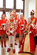 Rosenmontag Wecken Rathaus Umzug Heerlager 2026-02-16 023  Rosenmontag 2026 - Es sollte unser schönster Tag werden, aber das Wetter wollte es anders. Trotzdem wird er unvergesslich bleiben. Beim Wecken  vor dem WYNDHAM Hotel Duisburger Hof war es schon recht ungemütlich. Danach verbrachten wir ein paar schöne Stunden in unserem Rathaus, beim Prinzenfrühstück mit OB Sören Link. Pünktlich zum Start des Rosenmontagszugs geht es los mit dem Regen, bis auf kurze Momente hielt er an bis zum Ende des Zuges. Nachdem sich alle im König Pilsener Festzelt auf gewärmt hatten, kamen auf der Bühne die Verabschiedung von unserer Crew, Toni I., und der Kinderprinzencrew 2026. : DVPJ, Toni I, Jules I., Prinz Karneval, Prinz, Prinzessin Aileen I., Hofmarschälle, Page, Pagen, Paginnen, HDK, Duisburg, Karneval, Helau, Tollität, Event, Session 2025, Session 2025, HDK Duisburg, Hauptausschuss, Hauptausschuss Karneval Duisburg, Duisburg ist echt