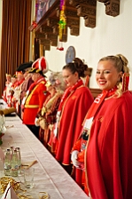 Rosenmontag Wecken Rathaus Umzug Heerlager 2026-02-16 025  Rosenmontag 2026 - Es sollte unser schönster Tag werden, aber das Wetter wollte es anders. Trotzdem wird er unvergesslich bleiben. Beim Wecken  vor dem WYNDHAM Hotel Duisburger Hof war es schon recht ungemütlich. Danach verbrachten wir ein paar schöne Stunden in unserem Rathaus, beim Prinzenfrühstück mit OB Sören Link. Pünktlich zum Start des Rosenmontagszugs geht es los mit dem Regen, bis auf kurze Momente hielt er an bis zum Ende des Zuges. Nachdem sich alle im König Pilsener Festzelt auf gewärmt hatten, kamen auf der Bühne die Verabschiedung von unserer Crew, Toni I., und der Kinderprinzencrew 2026. : DVPJ, Toni I, Jules I., Prinz Karneval, Prinz, Prinzessin Aileen I., Hofmarschälle, Page, Pagen, Paginnen, HDK, Duisburg, Karneval, Helau, Tollität, Event, Session 2025, Session 2025, HDK Duisburg, Hauptausschuss, Hauptausschuss Karneval Duisburg, Duisburg ist echt