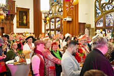 Rosenmontag Wecken Rathaus Umzug Heerlager 2026-02-16 026  Rosenmontag 2026 - Es sollte unser schönster Tag werden, aber das Wetter wollte es anders. Trotzdem wird er unvergesslich bleiben. Beim Wecken  vor dem WYNDHAM Hotel Duisburger Hof war es schon recht ungemütlich. Danach verbrachten wir ein paar schöne Stunden in unserem Rathaus, beim Prinzenfrühstück mit OB Sören Link. Pünktlich zum Start des Rosenmontagszugs geht es los mit dem Regen, bis auf kurze Momente hielt er an bis zum Ende des Zuges. Nachdem sich alle im König Pilsener Festzelt auf gewärmt hatten, kamen auf der Bühne die Verabschiedung von unserer Crew, Toni I., und der Kinderprinzencrew 2026. : DVPJ, Toni I, Jules I., Prinz Karneval, Prinz, Prinzessin Aileen I., Hofmarschälle, Page, Pagen, Paginnen, HDK, Duisburg, Karneval, Helau, Tollität, Event, Session 2025, Session 2025, HDK Duisburg, Hauptausschuss, Hauptausschuss Karneval Duisburg, Duisburg ist echt