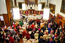 Rosenmontag Wecken Rathaus Umzug Heerlager 2026-02-16 027  Rosenmontag 2026 - Es sollte unser schönster Tag werden, aber das Wetter wollte es anders. Trotzdem wird er unvergesslich bleiben. Beim Wecken  vor dem WYNDHAM Hotel Duisburger Hof war es schon recht ungemütlich. Danach verbrachten wir ein paar schöne Stunden in unserem Rathaus, beim Prinzenfrühstück mit OB Sören Link. Pünktlich zum Start des Rosenmontagszugs geht es los mit dem Regen, bis auf kurze Momente hielt er an bis zum Ende des Zuges. Nachdem sich alle im König Pilsener Festzelt auf gewärmt hatten, kamen auf der Bühne die Verabschiedung von unserer Crew, Toni I., und der Kinderprinzencrew 2026. : DVPJ, Toni I, Jules I., Prinz Karneval, Prinz, Prinzessin Aileen I., Hofmarschälle, Page, Pagen, Paginnen, HDK, Duisburg, Karneval, Helau, Tollität, Event, Session 2025, Session 2025, HDK Duisburg, Hauptausschuss, Hauptausschuss Karneval Duisburg, Duisburg ist echt