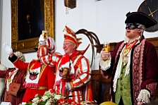 Rosenmontag Wecken Rathaus Umzug Heerlager 2026-02-16 030  Rosenmontag 2026 - Es sollte unser schönster Tag werden, aber das Wetter wollte es anders. Trotzdem wird er unvergesslich bleiben. Beim Wecken  vor dem WYNDHAM Hotel Duisburger Hof war es schon recht ungemütlich. Danach verbrachten wir ein paar schöne Stunden in unserem Rathaus, beim Prinzenfrühstück mit OB Sören Link. Pünktlich zum Start des Rosenmontagszugs geht es los mit dem Regen, bis auf kurze Momente hielt er an bis zum Ende des Zuges. Nachdem sich alle im König Pilsener Festzelt auf gewärmt hatten, kamen auf der Bühne die Verabschiedung von unserer Crew, Toni I., und der Kinderprinzencrew 2026. : DVPJ, Toni I, Jules I., Prinz Karneval, Prinz, Prinzessin Aileen I., Hofmarschälle, Page, Pagen, Paginnen, HDK, Duisburg, Karneval, Helau, Tollität, Event, Session 2025, Session 2025, HDK Duisburg, Hauptausschuss, Hauptausschuss Karneval Duisburg, Duisburg ist echt