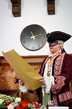 Rosenmontag Wecken Rathaus Umzug Heerlager 2026-02-16 031  Rosenmontag 2026 - Es sollte unser schönster Tag werden, aber das Wetter wollte es anders. Trotzdem wird er unvergesslich bleiben. Beim Wecken  vor dem WYNDHAM Hotel Duisburger Hof war es schon recht ungemütlich. Danach verbrachten wir ein paar schöne Stunden in unserem Rathaus, beim Prinzenfrühstück mit OB Sören Link. Pünktlich zum Start des Rosenmontagszugs geht es los mit dem Regen, bis auf kurze Momente hielt er an bis zum Ende des Zuges. Nachdem sich alle im König Pilsener Festzelt auf gewärmt hatten, kamen auf der Bühne die Verabschiedung von unserer Crew, Toni I., und der Kinderprinzencrew 2026. : DVPJ, Toni I, Jules I., Prinz Karneval, Prinz, Prinzessin Aileen I., Hofmarschälle, Page, Pagen, Paginnen, HDK, Duisburg, Karneval, Helau, Tollität, Event, Session 2025, Session 2025, HDK Duisburg, Hauptausschuss, Hauptausschuss Karneval Duisburg, Duisburg ist echt