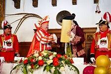 Rosenmontag Wecken Rathaus Umzug Heerlager 2026-02-16 032  Rosenmontag 2026 - Es sollte unser schönster Tag werden, aber das Wetter wollte es anders. Trotzdem wird er unvergesslich bleiben. Beim Wecken  vor dem WYNDHAM Hotel Duisburger Hof war es schon recht ungemütlich. Danach verbrachten wir ein paar schöne Stunden in unserem Rathaus, beim Prinzenfrühstück mit OB Sören Link. Pünktlich zum Start des Rosenmontagszugs geht es los mit dem Regen, bis auf kurze Momente hielt er an bis zum Ende des Zuges. Nachdem sich alle im König Pilsener Festzelt auf gewärmt hatten, kamen auf der Bühne die Verabschiedung von unserer Crew, Toni I., und der Kinderprinzencrew 2026. : DVPJ, Toni I, Jules I., Prinz Karneval, Prinz, Prinzessin Aileen I., Hofmarschälle, Page, Pagen, Paginnen, HDK, Duisburg, Karneval, Helau, Tollität, Event, Session 2025, Session 2025, HDK Duisburg, Hauptausschuss, Hauptausschuss Karneval Duisburg, Duisburg ist echt