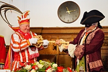 Rosenmontag Wecken Rathaus Umzug Heerlager 2026-02-16 033  Rosenmontag 2026 - Es sollte unser schönster Tag werden, aber das Wetter wollte es anders. Trotzdem wird er unvergesslich bleiben. Beim Wecken  vor dem WYNDHAM Hotel Duisburger Hof war es schon recht ungemütlich. Danach verbrachten wir ein paar schöne Stunden in unserem Rathaus, beim Prinzenfrühstück mit OB Sören Link. Pünktlich zum Start des Rosenmontagszugs geht es los mit dem Regen, bis auf kurze Momente hielt er an bis zum Ende des Zuges. Nachdem sich alle im König Pilsener Festzelt auf gewärmt hatten, kamen auf der Bühne die Verabschiedung von unserer Crew, Toni I., und der Kinderprinzencrew 2026. : DVPJ, Toni I, Jules I., Prinz Karneval, Prinz, Prinzessin Aileen I., Hofmarschälle, Page, Pagen, Paginnen, HDK, Duisburg, Karneval, Helau, Tollität, Event, Session 2025, Session 2025, HDK Duisburg, Hauptausschuss, Hauptausschuss Karneval Duisburg, Duisburg ist echt