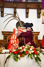 Rosenmontag Wecken Rathaus Umzug Heerlager 2026-02-16 035  Rosenmontag 2026 - Es sollte unser schönster Tag werden, aber das Wetter wollte es anders. Trotzdem wird er unvergesslich bleiben. Beim Wecken  vor dem WYNDHAM Hotel Duisburger Hof war es schon recht ungemütlich. Danach verbrachten wir ein paar schöne Stunden in unserem Rathaus, beim Prinzenfrühstück mit OB Sören Link. Pünktlich zum Start des Rosenmontagszugs geht es los mit dem Regen, bis auf kurze Momente hielt er an bis zum Ende des Zuges. Nachdem sich alle im König Pilsener Festzelt auf gewärmt hatten, kamen auf der Bühne die Verabschiedung von unserer Crew, Toni I., und der Kinderprinzencrew 2026. : DVPJ, Toni I, Jules I., Prinz Karneval, Prinz, Prinzessin Aileen I., Hofmarschälle, Page, Pagen, Paginnen, HDK, Duisburg, Karneval, Helau, Tollität, Event, Session 2025, Session 2025, HDK Duisburg, Hauptausschuss, Hauptausschuss Karneval Duisburg, Duisburg ist echt