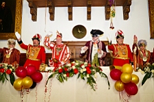 Rosenmontag Wecken Rathaus Umzug Heerlager 2026-02-16 036  Rosenmontag 2026 - Es sollte unser schönster Tag werden, aber das Wetter wollte es anders. Trotzdem wird er unvergesslich bleiben. Beim Wecken  vor dem WYNDHAM Hotel Duisburger Hof war es schon recht ungemütlich. Danach verbrachten wir ein paar schöne Stunden in unserem Rathaus, beim Prinzenfrühstück mit OB Sören Link. Pünktlich zum Start des Rosenmontagszugs geht es los mit dem Regen, bis auf kurze Momente hielt er an bis zum Ende des Zuges. Nachdem sich alle im König Pilsener Festzelt auf gewärmt hatten, kamen auf der Bühne die Verabschiedung von unserer Crew, Toni I., und der Kinderprinzencrew 2026. : DVPJ, Toni I, Jules I., Prinz Karneval, Prinz, Prinzessin Aileen I., Hofmarschälle, Page, Pagen, Paginnen, HDK, Duisburg, Karneval, Helau, Tollität, Event, Session 2025, Session 2025, HDK Duisburg, Hauptausschuss, Hauptausschuss Karneval Duisburg, Duisburg ist echt