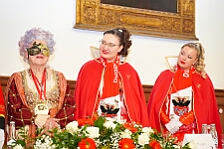 Rosenmontag Wecken Rathaus Umzug Heerlager 2026-02-16 037  Rosenmontag 2026 - Es sollte unser schönster Tag werden, aber das Wetter wollte es anders. Trotzdem wird er unvergesslich bleiben. Beim Wecken  vor dem WYNDHAM Hotel Duisburger Hof war es schon recht ungemütlich. Danach verbrachten wir ein paar schöne Stunden in unserem Rathaus, beim Prinzenfrühstück mit OB Sören Link. Pünktlich zum Start des Rosenmontagszugs geht es los mit dem Regen, bis auf kurze Momente hielt er an bis zum Ende des Zuges. Nachdem sich alle im König Pilsener Festzelt auf gewärmt hatten, kamen auf der Bühne die Verabschiedung von unserer Crew, Toni I., und der Kinderprinzencrew 2026. : DVPJ, Toni I, Jules I., Prinz Karneval, Prinz, Prinzessin Aileen I., Hofmarschälle, Page, Pagen, Paginnen, HDK, Duisburg, Karneval, Helau, Tollität, Event, Session 2025, Session 2025, HDK Duisburg, Hauptausschuss, Hauptausschuss Karneval Duisburg, Duisburg ist echt