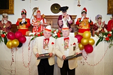 Rosenmontag Wecken Rathaus Umzug Heerlager 2026-02-16 038  Rosenmontag 2026 - Es sollte unser schönster Tag werden, aber das Wetter wollte es anders. Trotzdem wird er unvergesslich bleiben. Beim Wecken  vor dem WYNDHAM Hotel Duisburger Hof war es schon recht ungemütlich. Danach verbrachten wir ein paar schöne Stunden in unserem Rathaus, beim Prinzenfrühstück mit OB Sören Link. Pünktlich zum Start des Rosenmontagszugs geht es los mit dem Regen, bis auf kurze Momente hielt er an bis zum Ende des Zuges. Nachdem sich alle im König Pilsener Festzelt auf gewärmt hatten, kamen auf der Bühne die Verabschiedung von unserer Crew, Toni I., und der Kinderprinzencrew 2026. : DVPJ, Toni I, Jules I., Prinz Karneval, Prinz, Prinzessin Aileen I., Hofmarschälle, Page, Pagen, Paginnen, HDK, Duisburg, Karneval, Helau, Tollität, Event, Session 2025, Session 2025, HDK Duisburg, Hauptausschuss, Hauptausschuss Karneval Duisburg, Duisburg ist echt