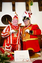 Rosenmontag Wecken Rathaus Umzug Heerlager 2026-02-16 039  Rosenmontag 2026 - Es sollte unser schönster Tag werden, aber das Wetter wollte es anders. Trotzdem wird er unvergesslich bleiben. Beim Wecken  vor dem WYNDHAM Hotel Duisburger Hof war es schon recht ungemütlich. Danach verbrachten wir ein paar schöne Stunden in unserem Rathaus, beim Prinzenfrühstück mit OB Sören Link. Pünktlich zum Start des Rosenmontagszugs geht es los mit dem Regen, bis auf kurze Momente hielt er an bis zum Ende des Zuges. Nachdem sich alle im König Pilsener Festzelt auf gewärmt hatten, kamen auf der Bühne die Verabschiedung von unserer Crew, Toni I., und der Kinderprinzencrew 2026. : DVPJ, Toni I, Jules I., Prinz Karneval, Prinz, Prinzessin Aileen I., Hofmarschälle, Page, Pagen, Paginnen, HDK, Duisburg, Karneval, Helau, Tollität, Event, Session 2025, Session 2025, HDK Duisburg, Hauptausschuss, Hauptausschuss Karneval Duisburg, Duisburg ist echt