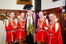 Rosenmontag Wecken Rathaus Umzug Heerlager 2026-02-16 041  Rosenmontag 2026 - Es sollte unser schönster Tag werden, aber das Wetter wollte es anders. Trotzdem wird er unvergesslich bleiben. Beim Wecken  vor dem WYNDHAM Hotel Duisburger Hof war es schon recht ungemütlich. Danach verbrachten wir ein paar schöne Stunden in unserem Rathaus, beim Prinzenfrühstück mit OB Sören Link. Pünktlich zum Start des Rosenmontagszugs geht es los mit dem Regen, bis auf kurze Momente hielt er an bis zum Ende des Zuges. Nachdem sich alle im König Pilsener Festzelt auf gewärmt hatten, kamen auf der Bühne die Verabschiedung von unserer Crew, Toni I., und der Kinderprinzencrew 2026. : DVPJ, Toni I, Jules I., Prinz Karneval, Prinz, Prinzessin Aileen I., Hofmarschälle, Page, Pagen, Paginnen, HDK, Duisburg, Karneval, Helau, Tollität, Event, Session 2025, Session 2025, HDK Duisburg, Hauptausschuss, Hauptausschuss Karneval Duisburg, Duisburg ist echt