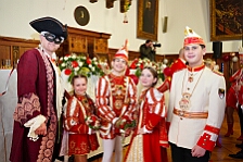 Rosenmontag Wecken Rathaus Umzug Heerlager 2026-02-16 042  Rosenmontag 2026 - Es sollte unser schönster Tag werden, aber das Wetter wollte es anders. Trotzdem wird er unvergesslich bleiben. Beim Wecken  vor dem WYNDHAM Hotel Duisburger Hof war es schon recht ungemütlich. Danach verbrachten wir ein paar schöne Stunden in unserem Rathaus, beim Prinzenfrühstück mit OB Sören Link. Pünktlich zum Start des Rosenmontagszugs geht es los mit dem Regen, bis auf kurze Momente hielt er an bis zum Ende des Zuges. Nachdem sich alle im König Pilsener Festzelt auf gewärmt hatten, kamen auf der Bühne die Verabschiedung von unserer Crew, Toni I., und der Kinderprinzencrew 2026. : DVPJ, Toni I, Jules I., Prinz Karneval, Prinz, Prinzessin Aileen I., Hofmarschälle, Page, Pagen, Paginnen, HDK, Duisburg, Karneval, Helau, Tollität, Event, Session 2025, Session 2025, HDK Duisburg, Hauptausschuss, Hauptausschuss Karneval Duisburg, Duisburg ist echt