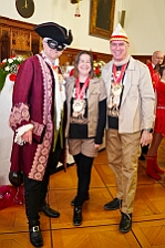 Rosenmontag Wecken Rathaus Umzug Heerlager 2026-02-16 043  Rosenmontag 2026 - Es sollte unser schönster Tag werden, aber das Wetter wollte es anders. Trotzdem wird er unvergesslich bleiben. Beim Wecken  vor dem WYNDHAM Hotel Duisburger Hof war es schon recht ungemütlich. Danach verbrachten wir ein paar schöne Stunden in unserem Rathaus, beim Prinzenfrühstück mit OB Sören Link. Pünktlich zum Start des Rosenmontagszugs geht es los mit dem Regen, bis auf kurze Momente hielt er an bis zum Ende des Zuges. Nachdem sich alle im König Pilsener Festzelt auf gewärmt hatten, kamen auf der Bühne die Verabschiedung von unserer Crew, Toni I., und der Kinderprinzencrew 2026. : DVPJ, Toni I, Jules I., Prinz Karneval, Prinz, Prinzessin Aileen I., Hofmarschälle, Page, Pagen, Paginnen, HDK, Duisburg, Karneval, Helau, Tollität, Event, Session 2025, Session 2025, HDK Duisburg, Hauptausschuss, Hauptausschuss Karneval Duisburg, Duisburg ist echt