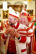 Rosenmontag Wecken Rathaus Umzug Heerlager 2026-02-16 044  Rosenmontag 2026 - Es sollte unser schönster Tag werden, aber das Wetter wollte es anders. Trotzdem wird er unvergesslich bleiben. Beim Wecken  vor dem WYNDHAM Hotel Duisburger Hof war es schon recht ungemütlich. Danach verbrachten wir ein paar schöne Stunden in unserem Rathaus, beim Prinzenfrühstück mit OB Sören Link. Pünktlich zum Start des Rosenmontagszugs geht es los mit dem Regen, bis auf kurze Momente hielt er an bis zum Ende des Zuges. Nachdem sich alle im König Pilsener Festzelt auf gewärmt hatten, kamen auf der Bühne die Verabschiedung von unserer Crew, Toni I., und der Kinderprinzencrew 2026. : DVPJ, Toni I, Jules I., Prinz Karneval, Prinz, Prinzessin Aileen I., Hofmarschälle, Page, Pagen, Paginnen, HDK, Duisburg, Karneval, Helau, Tollität, Event, Session 2025, Session 2025, HDK Duisburg, Hauptausschuss, Hauptausschuss Karneval Duisburg, Duisburg ist echt