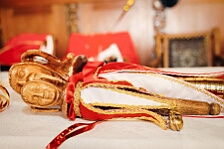 Rosenmontag Wecken Rathaus Umzug Heerlager 2026-02-16 045  Rosenmontag 2026 - Es sollte unser schönster Tag werden, aber das Wetter wollte es anders. Trotzdem wird er unvergesslich bleiben. Beim Wecken  vor dem WYNDHAM Hotel Duisburger Hof war es schon recht ungemütlich. Danach verbrachten wir ein paar schöne Stunden in unserem Rathaus, beim Prinzenfrühstück mit OB Sören Link. Pünktlich zum Start des Rosenmontagszugs geht es los mit dem Regen, bis auf kurze Momente hielt er an bis zum Ende des Zuges. Nachdem sich alle im König Pilsener Festzelt auf gewärmt hatten, kamen auf der Bühne die Verabschiedung von unserer Crew, Toni I., und der Kinderprinzencrew 2026. : DVPJ, Toni I, Jules I., Prinz Karneval, Prinz, Prinzessin Aileen I., Hofmarschälle, Page, Pagen, Paginnen, HDK, Duisburg, Karneval, Helau, Tollität, Event, Session 2025, Session 2025, HDK Duisburg, Hauptausschuss, Hauptausschuss Karneval Duisburg, Duisburg ist echt