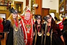 Rosenmontag Wecken Rathaus Umzug Heerlager 2026-02-16 046  Rosenmontag 2026 - Es sollte unser schönster Tag werden, aber das Wetter wollte es anders. Trotzdem wird er unvergesslich bleiben. Beim Wecken  vor dem WYNDHAM Hotel Duisburger Hof war es schon recht ungemütlich. Danach verbrachten wir ein paar schöne Stunden in unserem Rathaus, beim Prinzenfrühstück mit OB Sören Link. Pünktlich zum Start des Rosenmontagszugs geht es los mit dem Regen, bis auf kurze Momente hielt er an bis zum Ende des Zuges. Nachdem sich alle im König Pilsener Festzelt auf gewärmt hatten, kamen auf der Bühne die Verabschiedung von unserer Crew, Toni I., und der Kinderprinzencrew 2026. : DVPJ, Toni I, Jules I., Prinz Karneval, Prinz, Prinzessin Aileen I., Hofmarschälle, Page, Pagen, Paginnen, HDK, Duisburg, Karneval, Helau, Tollität, Event, Session 2025, Session 2025, HDK Duisburg, Hauptausschuss, Hauptausschuss Karneval Duisburg, Duisburg ist echt