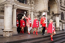 Rosenmontag Wecken Rathaus Umzug Heerlager 2026-02-16 049  Rosenmontag 2026 - Es sollte unser schönster Tag werden, aber das Wetter wollte es anders. Trotzdem wird er unvergesslich bleiben. Beim Wecken  vor dem WYNDHAM Hotel Duisburger Hof war es schon recht ungemütlich. Danach verbrachten wir ein paar schöne Stunden in unserem Rathaus, beim Prinzenfrühstück mit OB Sören Link. Pünktlich zum Start des Rosenmontagszugs geht es los mit dem Regen, bis auf kurze Momente hielt er an bis zum Ende des Zuges. Nachdem sich alle im König Pilsener Festzelt auf gewärmt hatten, kamen auf der Bühne die Verabschiedung von unserer Crew, Toni I., und der Kinderprinzencrew 2026. : DVPJ, Toni I, Jules I., Prinz Karneval, Prinz, Prinzessin Aileen I., Hofmarschälle, Page, Pagen, Paginnen, HDK, Duisburg, Karneval, Helau, Tollität, Event, Session 2025, Session 2025, HDK Duisburg, Hauptausschuss, Hauptausschuss Karneval Duisburg, Duisburg ist echt