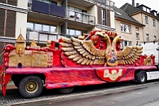 Rosenmontag Wecken Rathaus Umzug Heerlager 2026-02-16 050  Rosenmontag 2026 - Es sollte unser schönster Tag werden, aber das Wetter wollte es anders. Trotzdem wird er unvergesslich bleiben. Beim Wecken  vor dem WYNDHAM Hotel Duisburger Hof war es schon recht ungemütlich. Danach verbrachten wir ein paar schöne Stunden in unserem Rathaus, beim Prinzenfrühstück mit OB Sören Link. Pünktlich zum Start des Rosenmontagszugs geht es los mit dem Regen, bis auf kurze Momente hielt er an bis zum Ende des Zuges. Nachdem sich alle im König Pilsener Festzelt auf gewärmt hatten, kamen auf der Bühne die Verabschiedung von unserer Crew, Toni I., und der Kinderprinzencrew 2026. : DVPJ, Toni I, Jules I., Prinz Karneval, Prinz, Prinzessin Aileen I., Hofmarschälle, Page, Pagen, Paginnen, HDK, Duisburg, Karneval, Helau, Tollität, Event, Session 2025, Session 2025, HDK Duisburg, Hauptausschuss, Hauptausschuss Karneval Duisburg, Duisburg ist echt