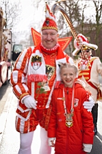 Rosenmontag Wecken Rathaus Umzug Heerlager 2026-02-16 051  Rosenmontag 2026 - Es sollte unser schönster Tag werden, aber das Wetter wollte es anders. Trotzdem wird er unvergesslich bleiben. Beim Wecken  vor dem WYNDHAM Hotel Duisburger Hof war es schon recht ungemütlich. Danach verbrachten wir ein paar schöne Stunden in unserem Rathaus, beim Prinzenfrühstück mit OB Sören Link. Pünktlich zum Start des Rosenmontagszugs geht es los mit dem Regen, bis auf kurze Momente hielt er an bis zum Ende des Zuges. Nachdem sich alle im König Pilsener Festzelt auf gewärmt hatten, kamen auf der Bühne die Verabschiedung von unserer Crew, Toni I., und der Kinderprinzencrew 2026. : DVPJ, Toni I, Jules I., Prinz Karneval, Prinz, Prinzessin Aileen I., Hofmarschälle, Page, Pagen, Paginnen, HDK, Duisburg, Karneval, Helau, Tollität, Event, Session 2025, Session 2025, HDK Duisburg, Hauptausschuss, Hauptausschuss Karneval Duisburg, Duisburg ist echt