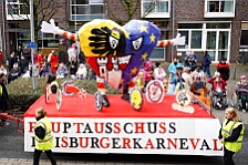 Rosenmontag Wecken Rathaus Umzug Heerlager 2026-02-16 056  Rosenmontag 2026 - Es sollte unser schönster Tag werden, aber das Wetter wollte es anders. Trotzdem wird er unvergesslich bleiben. Beim Wecken  vor dem WYNDHAM Hotel Duisburger Hof war es schon recht ungemütlich. Danach verbrachten wir ein paar schöne Stunden in unserem Rathaus, beim Prinzenfrühstück mit OB Sören Link. Pünktlich zum Start des Rosenmontagszugs geht es los mit dem Regen, bis auf kurze Momente hielt er an bis zum Ende des Zuges. Nachdem sich alle im König Pilsener Festzelt auf gewärmt hatten, kamen auf der Bühne die Verabschiedung von unserer Crew, Toni I., und der Kinderprinzencrew 2026. : DVPJ, Toni I, Jules I., Prinz Karneval, Prinz, Prinzessin Aileen I., Hofmarschälle, Page, Pagen, Paginnen, HDK, Duisburg, Karneval, Helau, Tollität, Event, Session 2025, Session 2025, HDK Duisburg, Hauptausschuss, Hauptausschuss Karneval Duisburg, Duisburg ist echt