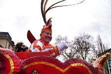 Rosenmontag Wecken Rathaus Umzug Heerlager 2026-02-16 058  Rosenmontag 2026 - Es sollte unser schönster Tag werden, aber das Wetter wollte es anders. Trotzdem wird er unvergesslich bleiben. Beim Wecken  vor dem WYNDHAM Hotel Duisburger Hof war es schon recht ungemütlich. Danach verbrachten wir ein paar schöne Stunden in unserem Rathaus, beim Prinzenfrühstück mit OB Sören Link. Pünktlich zum Start des Rosenmontagszugs geht es los mit dem Regen, bis auf kurze Momente hielt er an bis zum Ende des Zuges. Nachdem sich alle im König Pilsener Festzelt auf gewärmt hatten, kamen auf der Bühne die Verabschiedung von unserer Crew, Toni I., und der Kinderprinzencrew 2026. : DVPJ, Toni I, Jules I., Prinz Karneval, Prinz, Prinzessin Aileen I., Hofmarschälle, Page, Pagen, Paginnen, HDK, Duisburg, Karneval, Helau, Tollität, Event, Session 2025, Session 2025, HDK Duisburg, Hauptausschuss, Hauptausschuss Karneval Duisburg, Duisburg ist echt