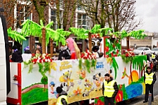 Rosenmontag Wecken Rathaus Umzug Heerlager 2026-02-16 061  Rosenmontag 2026 - Es sollte unser schönster Tag werden, aber das Wetter wollte es anders. Trotzdem wird er unvergesslich bleiben. Beim Wecken  vor dem WYNDHAM Hotel Duisburger Hof war es schon recht ungemütlich. Danach verbrachten wir ein paar schöne Stunden in unserem Rathaus, beim Prinzenfrühstück mit OB Sören Link. Pünktlich zum Start des Rosenmontagszugs geht es los mit dem Regen, bis auf kurze Momente hielt er an bis zum Ende des Zuges. Nachdem sich alle im König Pilsener Festzelt auf gewärmt hatten, kamen auf der Bühne die Verabschiedung von unserer Crew, Toni I., und der Kinderprinzencrew 2026. : DVPJ, Toni I, Jules I., Prinz Karneval, Prinz, Prinzessin Aileen I., Hofmarschälle, Page, Pagen, Paginnen, HDK, Duisburg, Karneval, Helau, Tollität, Event, Session 2025, Session 2025, HDK Duisburg, Hauptausschuss, Hauptausschuss Karneval Duisburg, Duisburg ist echt