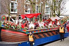 Rosenmontag Wecken Rathaus Umzug Heerlager 2026-02-16 062  Rosenmontag 2026 - Es sollte unser schönster Tag werden, aber das Wetter wollte es anders. Trotzdem wird er unvergesslich bleiben. Beim Wecken  vor dem WYNDHAM Hotel Duisburger Hof war es schon recht ungemütlich. Danach verbrachten wir ein paar schöne Stunden in unserem Rathaus, beim Prinzenfrühstück mit OB Sören Link. Pünktlich zum Start des Rosenmontagszugs geht es los mit dem Regen, bis auf kurze Momente hielt er an bis zum Ende des Zuges. Nachdem sich alle im König Pilsener Festzelt auf gewärmt hatten, kamen auf der Bühne die Verabschiedung von unserer Crew, Toni I., und der Kinderprinzencrew 2026. : DVPJ, Toni I, Jules I., Prinz Karneval, Prinz, Prinzessin Aileen I., Hofmarschälle, Page, Pagen, Paginnen, HDK, Duisburg, Karneval, Helau, Tollität, Event, Session 2025, Session 2025, HDK Duisburg, Hauptausschuss, Hauptausschuss Karneval Duisburg, Duisburg ist echt