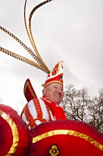 Rosenmontag Wecken Rathaus Umzug Heerlager 2026-02-16 063  Rosenmontag 2026 - Es sollte unser schönster Tag werden, aber das Wetter wollte es anders. Trotzdem wird er unvergesslich bleiben. Beim Wecken  vor dem WYNDHAM Hotel Duisburger Hof war es schon recht ungemütlich. Danach verbrachten wir ein paar schöne Stunden in unserem Rathaus, beim Prinzenfrühstück mit OB Sören Link. Pünktlich zum Start des Rosenmontagszugs geht es los mit dem Regen, bis auf kurze Momente hielt er an bis zum Ende des Zuges. Nachdem sich alle im König Pilsener Festzelt auf gewärmt hatten, kamen auf der Bühne die Verabschiedung von unserer Crew, Toni I., und der Kinderprinzencrew 2026. : DVPJ, Toni I, Jules I., Prinz Karneval, Prinz, Prinzessin Aileen I., Hofmarschälle, Page, Pagen, Paginnen, HDK, Duisburg, Karneval, Helau, Tollität, Event, Session 2025, Session 2025, HDK Duisburg, Hauptausschuss, Hauptausschuss Karneval Duisburg, Duisburg ist echt