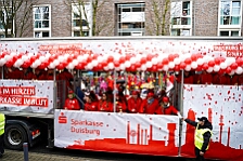 Rosenmontag Wecken Rathaus Umzug Heerlager 2026-02-16 064  Rosenmontag 2026 - Es sollte unser schönster Tag werden, aber das Wetter wollte es anders. Trotzdem wird er unvergesslich bleiben. Beim Wecken  vor dem WYNDHAM Hotel Duisburger Hof war es schon recht ungemütlich. Danach verbrachten wir ein paar schöne Stunden in unserem Rathaus, beim Prinzenfrühstück mit OB Sören Link. Pünktlich zum Start des Rosenmontagszugs geht es los mit dem Regen, bis auf kurze Momente hielt er an bis zum Ende des Zuges. Nachdem sich alle im König Pilsener Festzelt auf gewärmt hatten, kamen auf der Bühne die Verabschiedung von unserer Crew, Toni I., und der Kinderprinzencrew 2026. : DVPJ, Toni I, Jules I., Prinz Karneval, Prinz, Prinzessin Aileen I., Hofmarschälle, Page, Pagen, Paginnen, HDK, Duisburg, Karneval, Helau, Tollität, Event, Session 2025, Session 2025, HDK Duisburg, Hauptausschuss, Hauptausschuss Karneval Duisburg, Duisburg ist echt
