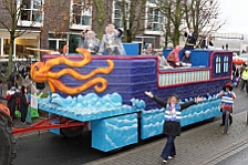 Rosenmontag Wecken Rathaus Umzug Heerlager 2026-02-16 069  Rosenmontag 2026 - Es sollte unser schönster Tag werden, aber das Wetter wollte es anders. Trotzdem wird er unvergesslich bleiben. Beim Wecken  vor dem WYNDHAM Hotel Duisburger Hof war es schon recht ungemütlich. Danach verbrachten wir ein paar schöne Stunden in unserem Rathaus, beim Prinzenfrühstück mit OB Sören Link. Pünktlich zum Start des Rosenmontagszugs geht es los mit dem Regen, bis auf kurze Momente hielt er an bis zum Ende des Zuges. Nachdem sich alle im König Pilsener Festzelt auf gewärmt hatten, kamen auf der Bühne die Verabschiedung von unserer Crew, Toni I., und der Kinderprinzencrew 2026. : DVPJ, Toni I, Jules I., Prinz Karneval, Prinz, Prinzessin Aileen I., Hofmarschälle, Page, Pagen, Paginnen, HDK, Duisburg, Karneval, Helau, Tollität, Event, Session 2025, Session 2025, HDK Duisburg, Hauptausschuss, Hauptausschuss Karneval Duisburg, Duisburg ist echt