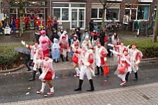 Rosenmontag Wecken Rathaus Umzug Heerlager 2026-02-16 071  Rosenmontag 2026 - Es sollte unser schönster Tag werden, aber das Wetter wollte es anders. Trotzdem wird er unvergesslich bleiben. Beim Wecken  vor dem WYNDHAM Hotel Duisburger Hof war es schon recht ungemütlich. Danach verbrachten wir ein paar schöne Stunden in unserem Rathaus, beim Prinzenfrühstück mit OB Sören Link. Pünktlich zum Start des Rosenmontagszugs geht es los mit dem Regen, bis auf kurze Momente hielt er an bis zum Ende des Zuges. Nachdem sich alle im König Pilsener Festzelt auf gewärmt hatten, kamen auf der Bühne die Verabschiedung von unserer Crew, Toni I., und der Kinderprinzencrew 2026. : DVPJ, Toni I, Jules I., Prinz Karneval, Prinz, Prinzessin Aileen I., Hofmarschälle, Page, Pagen, Paginnen, HDK, Duisburg, Karneval, Helau, Tollität, Event, Session 2025, Session 2025, HDK Duisburg, Hauptausschuss, Hauptausschuss Karneval Duisburg, Duisburg ist echt