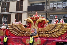 Rosenmontag Wecken Rathaus Umzug Heerlager 2026-02-16 076  Rosenmontag 2026 - Es sollte unser schönster Tag werden, aber das Wetter wollte es anders. Trotzdem wird er unvergesslich bleiben. Beim Wecken  vor dem WYNDHAM Hotel Duisburger Hof war es schon recht ungemütlich. Danach verbrachten wir ein paar schöne Stunden in unserem Rathaus, beim Prinzenfrühstück mit OB Sören Link. Pünktlich zum Start des Rosenmontagszugs geht es los mit dem Regen, bis auf kurze Momente hielt er an bis zum Ende des Zuges. Nachdem sich alle im König Pilsener Festzelt auf gewärmt hatten, kamen auf der Bühne die Verabschiedung von unserer Crew, Toni I., und der Kinderprinzencrew 2026. : DVPJ, Toni I, Jules I., Prinz Karneval, Prinz, Prinzessin Aileen I., Hofmarschälle, Page, Pagen, Paginnen, HDK, Duisburg, Karneval, Helau, Tollität, Event, Session 2025, Session 2025, HDK Duisburg, Hauptausschuss, Hauptausschuss Karneval Duisburg, Duisburg ist echt