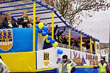 Rosenmontag Wecken Rathaus Umzug Heerlager 2026-02-16 078  Rosenmontag 2026 - Es sollte unser schönster Tag werden, aber das Wetter wollte es anders. Trotzdem wird er unvergesslich bleiben. Beim Wecken  vor dem WYNDHAM Hotel Duisburger Hof war es schon recht ungemütlich. Danach verbrachten wir ein paar schöne Stunden in unserem Rathaus, beim Prinzenfrühstück mit OB Sören Link. Pünktlich zum Start des Rosenmontagszugs geht es los mit dem Regen, bis auf kurze Momente hielt er an bis zum Ende des Zuges. Nachdem sich alle im König Pilsener Festzelt auf gewärmt hatten, kamen auf der Bühne die Verabschiedung von unserer Crew, Toni I., und der Kinderprinzencrew 2026. : DVPJ, Toni I, Jules I., Prinz Karneval, Prinz, Prinzessin Aileen I., Hofmarschälle, Page, Pagen, Paginnen, HDK, Duisburg, Karneval, Helau, Tollität, Event, Session 2025, Session 2025, HDK Duisburg, Hauptausschuss, Hauptausschuss Karneval Duisburg, Duisburg ist echt