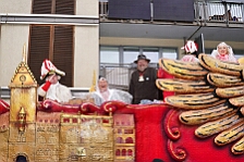 Rosenmontag Wecken Rathaus Umzug Heerlager 2026-02-16 081  Rosenmontag 2026 - Es sollte unser schönster Tag werden, aber das Wetter wollte es anders. Trotzdem wird er unvergesslich bleiben. Beim Wecken  vor dem WYNDHAM Hotel Duisburger Hof war es schon recht ungemütlich. Danach verbrachten wir ein paar schöne Stunden in unserem Rathaus, beim Prinzenfrühstück mit OB Sören Link. Pünktlich zum Start des Rosenmontagszugs geht es los mit dem Regen, bis auf kurze Momente hielt er an bis zum Ende des Zuges. Nachdem sich alle im König Pilsener Festzelt auf gewärmt hatten, kamen auf der Bühne die Verabschiedung von unserer Crew, Toni I., und der Kinderprinzencrew 2026. : DVPJ, Toni I, Jules I., Prinz Karneval, Prinz, Prinzessin Aileen I., Hofmarschälle, Page, Pagen, Paginnen, HDK, Duisburg, Karneval, Helau, Tollität, Event, Session 2025, Session 2025, HDK Duisburg, Hauptausschuss, Hauptausschuss Karneval Duisburg, Duisburg ist echt