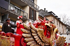 Rosenmontag Wecken Rathaus Umzug Heerlager 2026-02-16 083  Rosenmontag 2026 - Es sollte unser schönster Tag werden, aber das Wetter wollte es anders. Trotzdem wird er unvergesslich bleiben. Beim Wecken  vor dem WYNDHAM Hotel Duisburger Hof war es schon recht ungemütlich. Danach verbrachten wir ein paar schöne Stunden in unserem Rathaus, beim Prinzenfrühstück mit OB Sören Link. Pünktlich zum Start des Rosenmontagszugs geht es los mit dem Regen, bis auf kurze Momente hielt er an bis zum Ende des Zuges. Nachdem sich alle im König Pilsener Festzelt auf gewärmt hatten, kamen auf der Bühne die Verabschiedung von unserer Crew, Toni I., und der Kinderprinzencrew 2026. : DVPJ, Toni I, Jules I., Prinz Karneval, Prinz, Prinzessin Aileen I., Hofmarschälle, Page, Pagen, Paginnen, HDK, Duisburg, Karneval, Helau, Tollität, Event, Session 2025, Session 2025, HDK Duisburg, Hauptausschuss, Hauptausschuss Karneval Duisburg, Duisburg ist echt