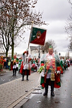 Rosenmontag Wecken Rathaus Umzug Heerlager 2026-02-16 086  Rosenmontag 2026 - Es sollte unser schönster Tag werden, aber das Wetter wollte es anders. Trotzdem wird er unvergesslich bleiben. Beim Wecken  vor dem WYNDHAM Hotel Duisburger Hof war es schon recht ungemütlich. Danach verbrachten wir ein paar schöne Stunden in unserem Rathaus, beim Prinzenfrühstück mit OB Sören Link. Pünktlich zum Start des Rosenmontagszugs geht es los mit dem Regen, bis auf kurze Momente hielt er an bis zum Ende des Zuges. Nachdem sich alle im König Pilsener Festzelt auf gewärmt hatten, kamen auf der Bühne die Verabschiedung von unserer Crew, Toni I., und der Kinderprinzencrew 2026. : DVPJ, Toni I, Jules I., Prinz Karneval, Prinz, Prinzessin Aileen I., Hofmarschälle, Page, Pagen, Paginnen, HDK, Duisburg, Karneval, Helau, Tollität, Event, Session 2025, Session 2025, HDK Duisburg, Hauptausschuss, Hauptausschuss Karneval Duisburg, Duisburg ist echt