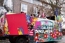 Rosenmontag Wecken Rathaus Umzug Heerlager 2026-02-16 090  Rosenmontag 2026 - Es sollte unser schönster Tag werden, aber das Wetter wollte es anders. Trotzdem wird er unvergesslich bleiben. Beim Wecken  vor dem WYNDHAM Hotel Duisburger Hof war es schon recht ungemütlich. Danach verbrachten wir ein paar schöne Stunden in unserem Rathaus, beim Prinzenfrühstück mit OB Sören Link. Pünktlich zum Start des Rosenmontagszugs geht es los mit dem Regen, bis auf kurze Momente hielt er an bis zum Ende des Zuges. Nachdem sich alle im König Pilsener Festzelt auf gewärmt hatten, kamen auf der Bühne die Verabschiedung von unserer Crew, Toni I., und der Kinderprinzencrew 2026. : DVPJ, Toni I, Jules I., Prinz Karneval, Prinz, Prinzessin Aileen I., Hofmarschälle, Page, Pagen, Paginnen, HDK, Duisburg, Karneval, Helau, Tollität, Event, Session 2025, Session 2025, HDK Duisburg, Hauptausschuss, Hauptausschuss Karneval Duisburg, Duisburg ist echt