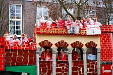 Rosenmontag Wecken Rathaus Umzug Heerlager 2026-02-16 091  Rosenmontag 2026 - Es sollte unser schönster Tag werden, aber das Wetter wollte es anders. Trotzdem wird er unvergesslich bleiben. Beim Wecken  vor dem WYNDHAM Hotel Duisburger Hof war es schon recht ungemütlich. Danach verbrachten wir ein paar schöne Stunden in unserem Rathaus, beim Prinzenfrühstück mit OB Sören Link. Pünktlich zum Start des Rosenmontagszugs geht es los mit dem Regen, bis auf kurze Momente hielt er an bis zum Ende des Zuges. Nachdem sich alle im König Pilsener Festzelt auf gewärmt hatten, kamen auf der Bühne die Verabschiedung von unserer Crew, Toni I., und der Kinderprinzencrew 2026. : DVPJ, Toni I, Jules I., Prinz Karneval, Prinz, Prinzessin Aileen I., Hofmarschälle, Page, Pagen, Paginnen, HDK, Duisburg, Karneval, Helau, Tollität, Event, Session 2025, Session 2025, HDK Duisburg, Hauptausschuss, Hauptausschuss Karneval Duisburg, Duisburg ist echt