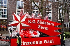 Rosenmontag Wecken Rathaus Umzug Heerlager 2026-02-16 093  Rosenmontag 2026 - Es sollte unser schönster Tag werden, aber das Wetter wollte es anders. Trotzdem wird er unvergesslich bleiben. Beim Wecken  vor dem WYNDHAM Hotel Duisburger Hof war es schon recht ungemütlich. Danach verbrachten wir ein paar schöne Stunden in unserem Rathaus, beim Prinzenfrühstück mit OB Sören Link. Pünktlich zum Start des Rosenmontagszugs geht es los mit dem Regen, bis auf kurze Momente hielt er an bis zum Ende des Zuges. Nachdem sich alle im König Pilsener Festzelt auf gewärmt hatten, kamen auf der Bühne die Verabschiedung von unserer Crew, Toni I., und der Kinderprinzencrew 2026. : DVPJ, Toni I, Jules I., Prinz Karneval, Prinz, Prinzessin Aileen I., Hofmarschälle, Page, Pagen, Paginnen, HDK, Duisburg, Karneval, Helau, Tollität, Event, Session 2025, Session 2025, HDK Duisburg, Hauptausschuss, Hauptausschuss Karneval Duisburg, Duisburg ist echt