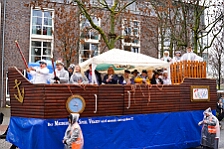 Rosenmontag Wecken Rathaus Umzug Heerlager 2026-02-16 094  Rosenmontag 2026 - Es sollte unser schönster Tag werden, aber das Wetter wollte es anders. Trotzdem wird er unvergesslich bleiben. Beim Wecken  vor dem WYNDHAM Hotel Duisburger Hof war es schon recht ungemütlich. Danach verbrachten wir ein paar schöne Stunden in unserem Rathaus, beim Prinzenfrühstück mit OB Sören Link. Pünktlich zum Start des Rosenmontagszugs geht es los mit dem Regen, bis auf kurze Momente hielt er an bis zum Ende des Zuges. Nachdem sich alle im König Pilsener Festzelt auf gewärmt hatten, kamen auf der Bühne die Verabschiedung von unserer Crew, Toni I., und der Kinderprinzencrew 2026. : DVPJ, Toni I, Jules I., Prinz Karneval, Prinz, Prinzessin Aileen I., Hofmarschälle, Page, Pagen, Paginnen, HDK, Duisburg, Karneval, Helau, Tollität, Event, Session 2025, Session 2025, HDK Duisburg, Hauptausschuss, Hauptausschuss Karneval Duisburg, Duisburg ist echt